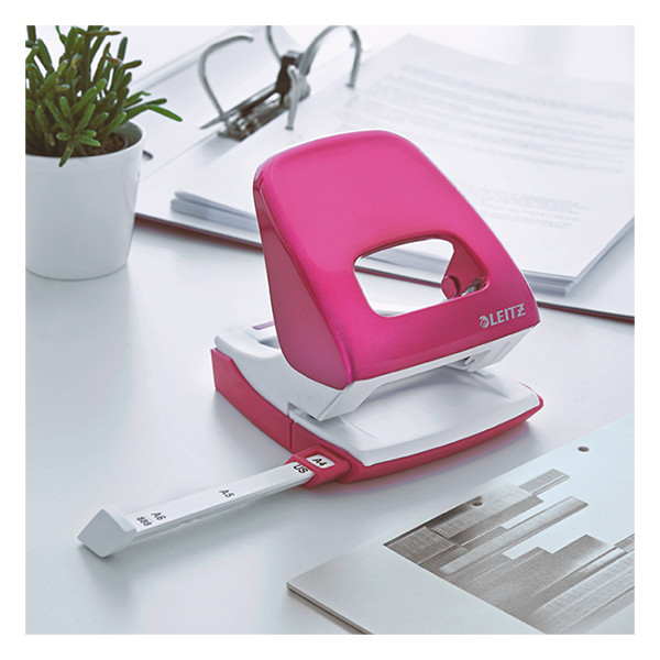 2-hole punch 5.5mm (30 sheets) | metallic pink | Leitz 211738 - 5